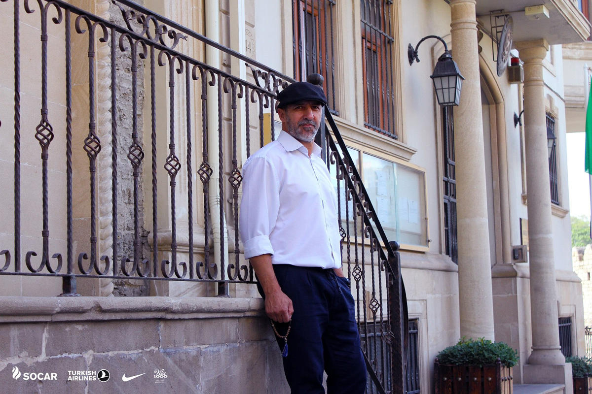 Итальянский тренер стал "бакылы гедеш" – нарды, кепка-аэродором, чётки, чай в армуды (ФОТО)
