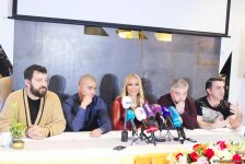 В кадре только руки и Нура Сури – любовный роман с обручением (ФОТО, ВИДЕО)