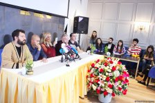 В кадре только руки и Нура Сури – любовный роман с обручением (ФОТО, ВИДЕО)