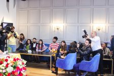 В кадре только руки и Нура Сури – любовный роман с обручением (ФОТО, ВИДЕО)