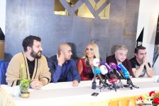В кадре только руки и Нура Сури – любовный роман с обручением (ФОТО, ВИДЕО)