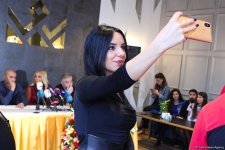 В кадре только руки и Нура Сури – любовный роман с обручением (ФОТО, ВИДЕО)