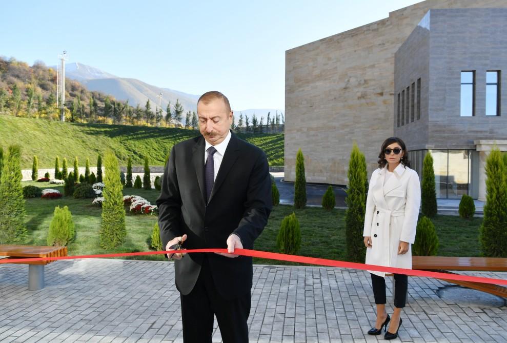 Президент Ильхам Алиев и Первая леди Мехрибан Алиева приняли участие в открытии Музея флага в Шеки (ФОТО)