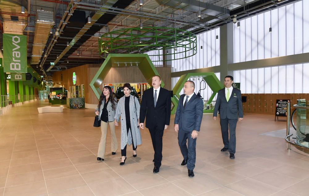 Президент Ильхам Алиев и Первая леди Мехрибан Алиева приняли участие в открытии нового гипермаркета Bravo (ФОТО)
