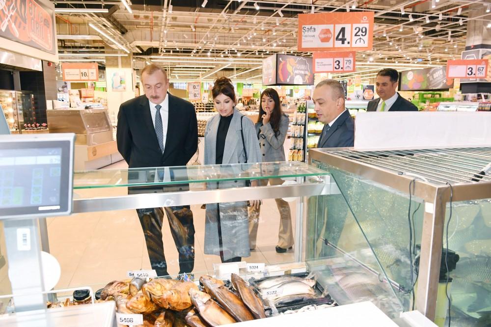 Президент Ильхам Алиев и Первая леди Мехрибан Алиева приняли участие в открытии нового гипермаркета Bravo (ФОТО)