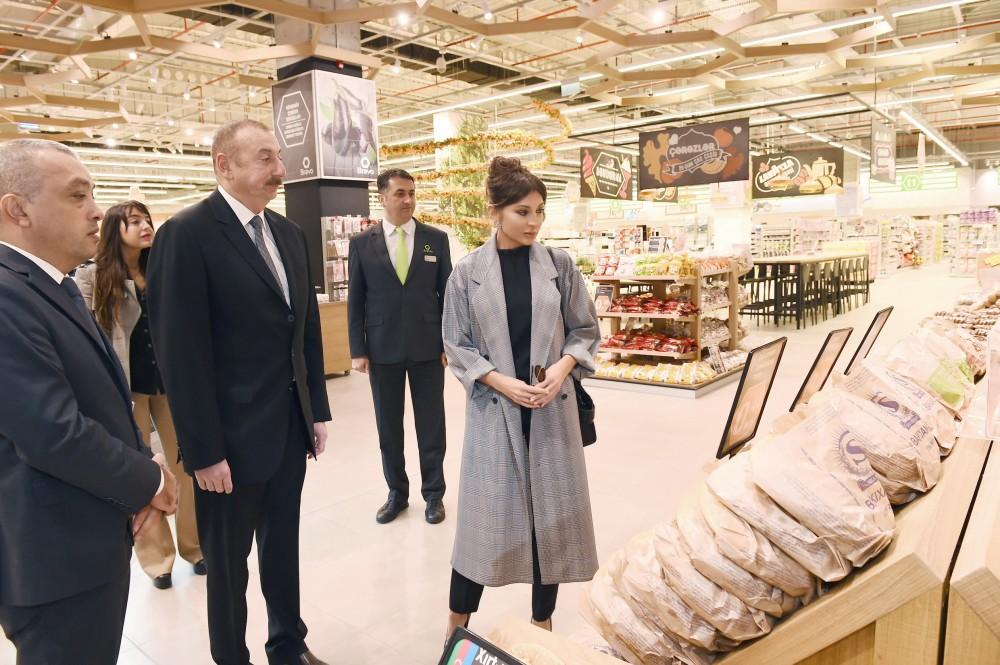 Президент Ильхам Алиев и Первая леди Мехрибан Алиева приняли участие в открытии нового гипермаркета Bravo (ФОТО)