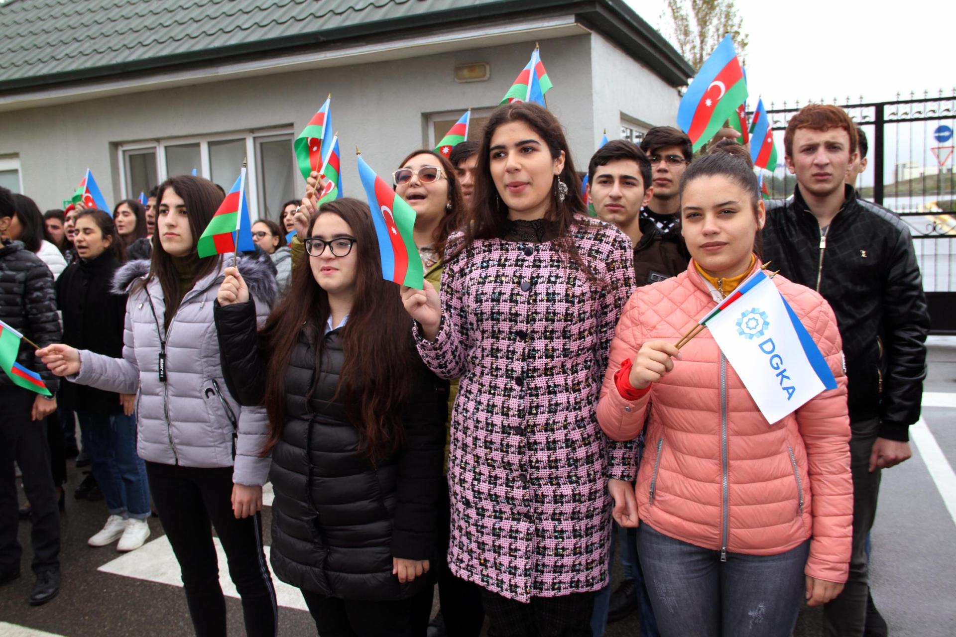 В Баку прошел флешмоб  в честь Дня Государственного флага Азербайджана (ФОТО)