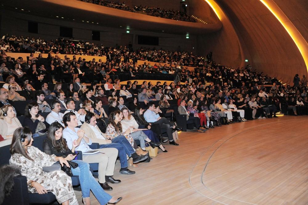 Vice-president of Heydar Aliyev Foundation Leyla Aliyeva attends lecture of recognized Indian yogi and mystic Sadhguru (PHOTO)