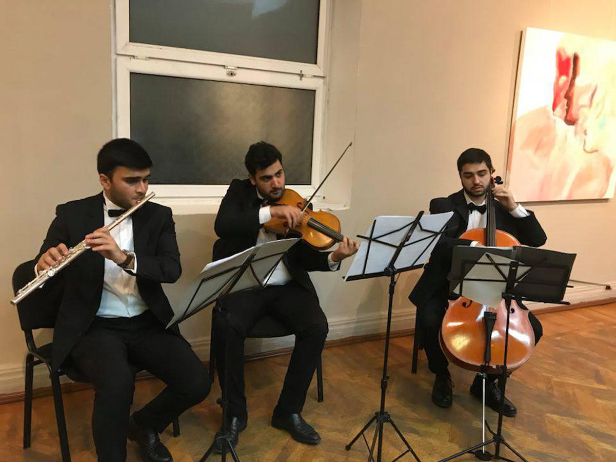 В Баку представлены картины, нарисованные соками овощей и фруктов (ФОТО)