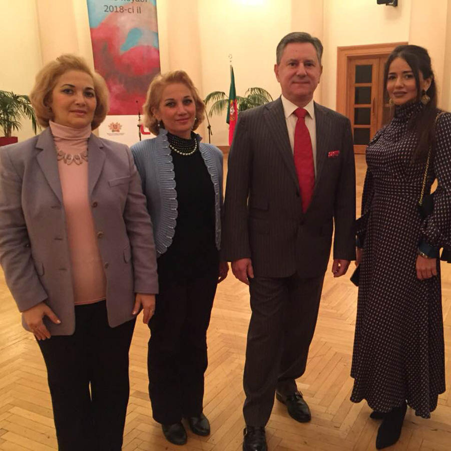 В Баку представлены картины, нарисованные соками овощей и фруктов (ФОТО)