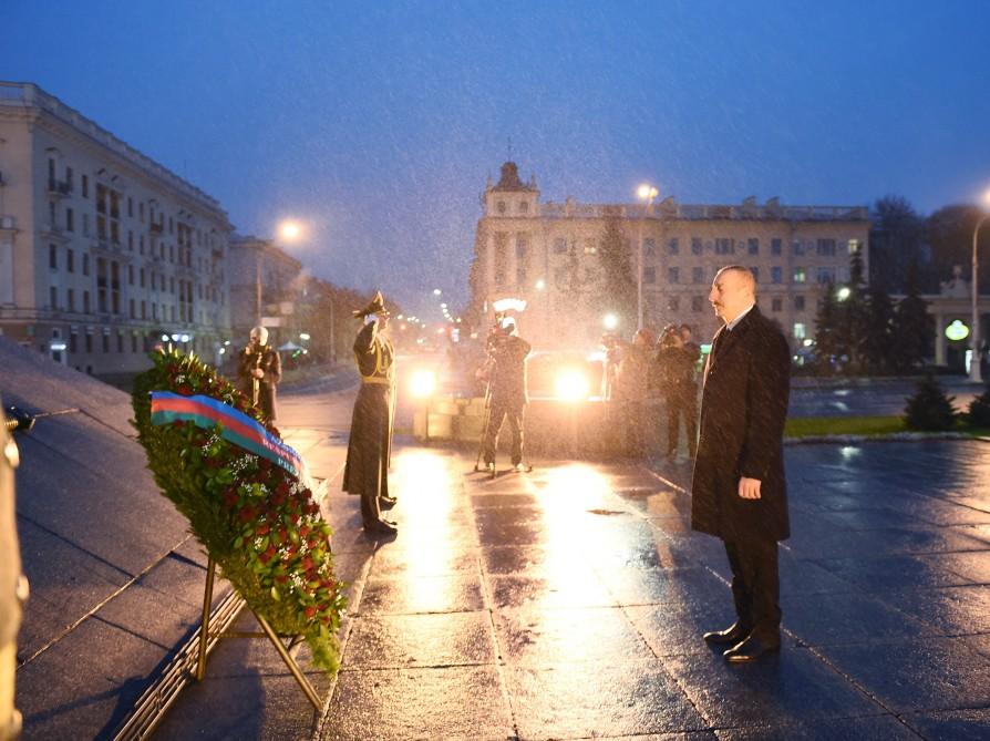 Президент Ильхам Алиев посетил площадь Победы в Минске (ФОТО)
