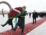 Президент Ильхам Алиев посетил мемориальный комплекс «Народная память» в Ашхабаде (ФОТО)