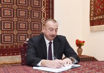 Президент Ильхам Алиев ознакомился в Ашхабаде с Национальным музеем туркменского ковра (ФОТО)