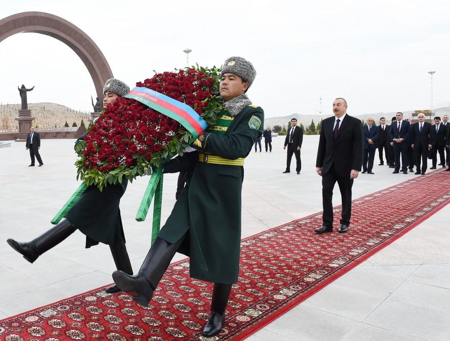 Президент Ильхам Алиев посетил мемориальный комплекс «Народная память» в Ашхабаде (ФОТО)