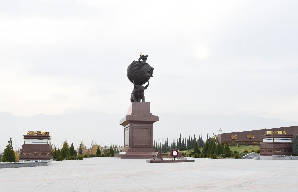 Президент Ильхам Алиев посетил мемориальный комплекс «Народная память» в Ашхабаде (ФОТО)