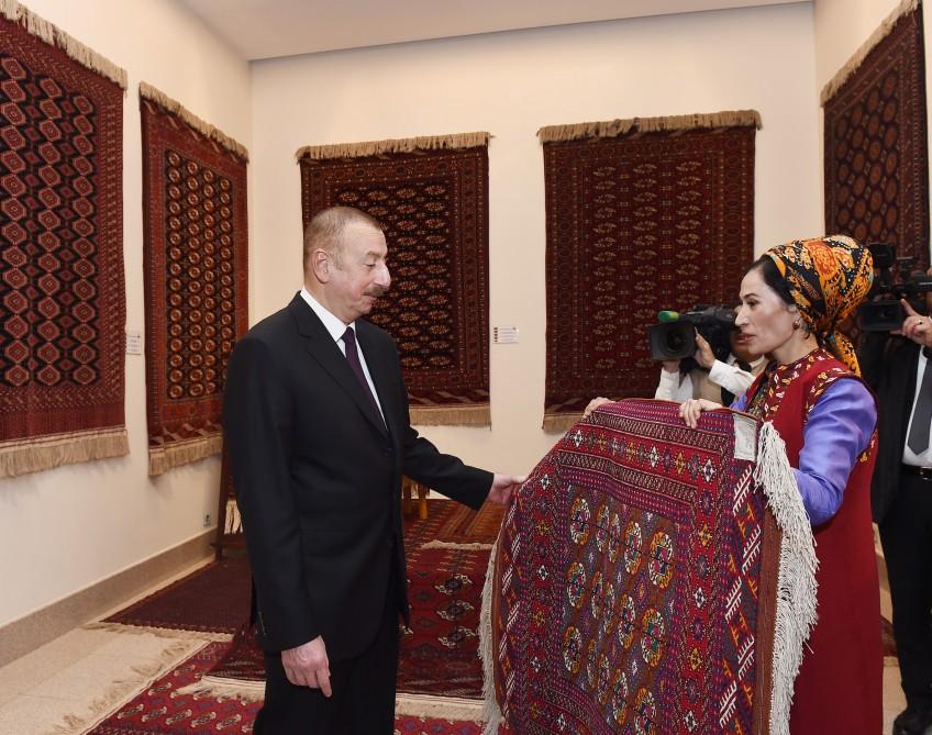 Президент Ильхам Алиев ознакомился в Ашхабаде с Национальным музеем туркменского ковра (ФОТО)