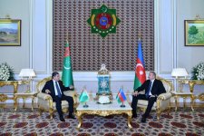 Azerbaijani, Turkmen presidents hold one-on-one meeting (PHOTO)