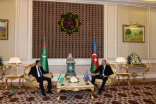 Azerbaijani, Turkmen presidents hold one-on-one meeting (PHOTO)