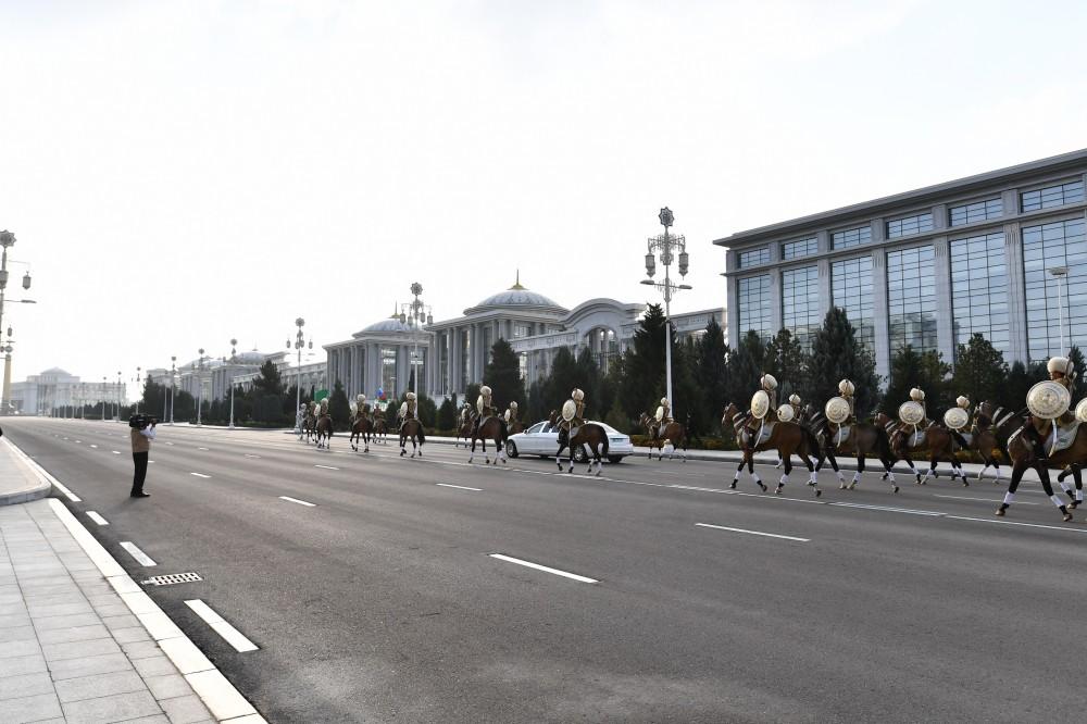 В Ашхабаде состоялась  церемония официальной встречи Президента Ильхама Алиева (ФОТО)