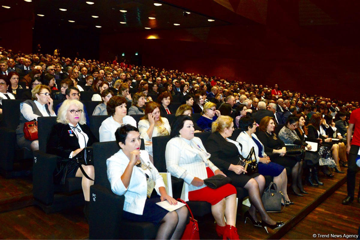 В Баку завершил свою работу XV съезд азербайджанских учителей (ФОТО)