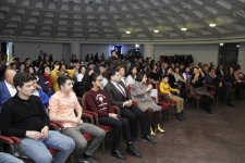 Человек-оркестр из Франции  представил в Баку синтез гитары и тара (ВИДЕО, ФОТО)