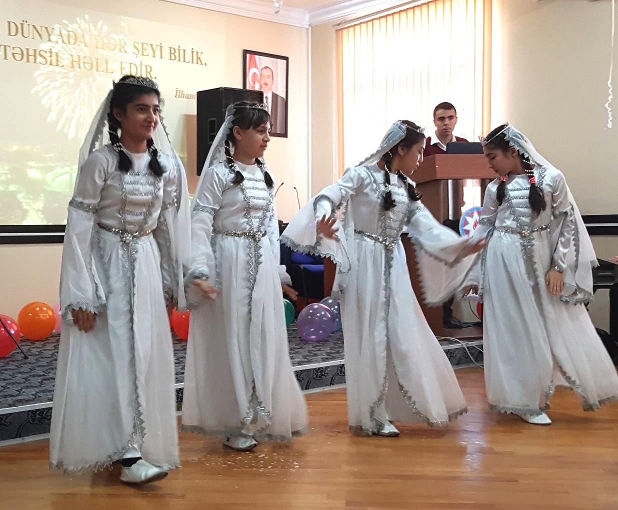 Культура народов России и Есенинская осень в Гяндже (ФОТО)