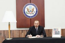 Ilham Aliyev visits US embassy to offer condolences over death of 41st US President George Bush (PHOTO)