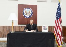 Ilham Aliyev visits US embassy to offer condolences over death of 41st US President George Bush (PHOTO)