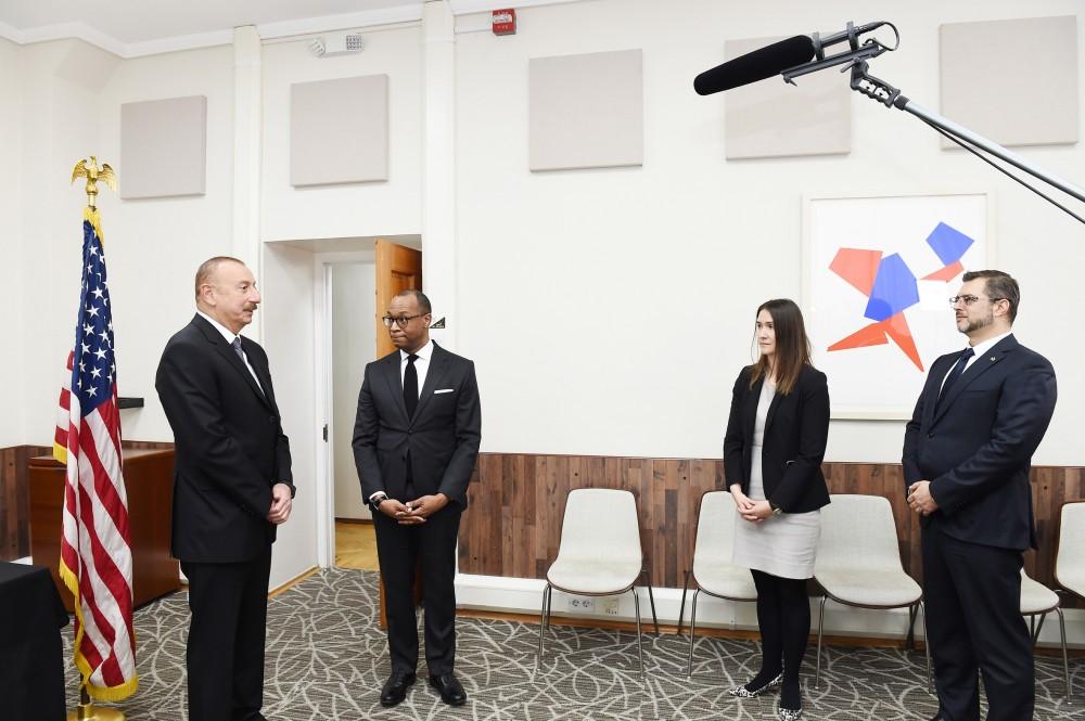 Ilham Aliyev visits US embassy to offer condolences over death of 41st US President George Bush (PHOTO)