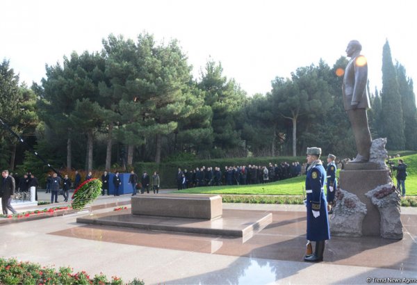 Общественность Азербайджана чтит память великого лидера Гейдара Алиева (ФОТО)