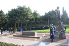 Общественность Азербайджана чтит память великого лидера Гейдара Алиева (ФОТО)