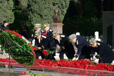 Общественность Азербайджана чтит память великого лидера Гейдара Алиева (ФОТО)