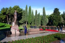 Общественность Азербайджана чтит память великого лидера Гейдара Алиева (ФОТО)