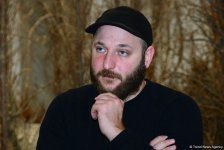YARAT представил выставку грузинского художника Важико Чачхиани "Мухи кусаются к дождю" (ФОТО)