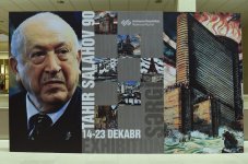 Президент Ильхам Алиев и Первая леди Мехрибан Алиева ознакомились с выставкой в связи с 90-летним юбилеем народного художника Таира Салахова (ФОТО)