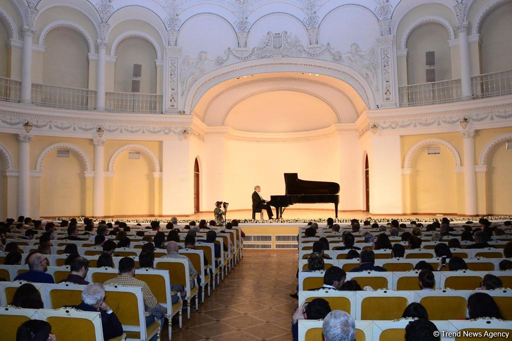 Время добрых дел: благотворительный концерт и ярмарка в Баку (ФОТО)