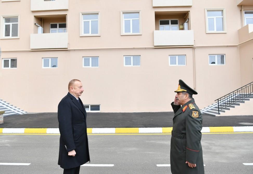 Президент Ильхам Алиев принял участие в церемонии предоставления новых квартир военнослужащим в Сабунчинском районе Баку (ФОТО)