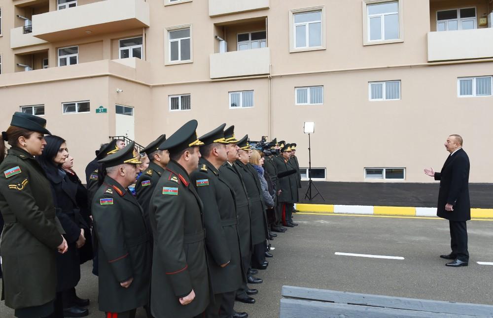 Президент Ильхам Алиев принял участие в церемонии предоставления новых квартир военнослужащим в Сабунчинском районе Баку (ФОТО)