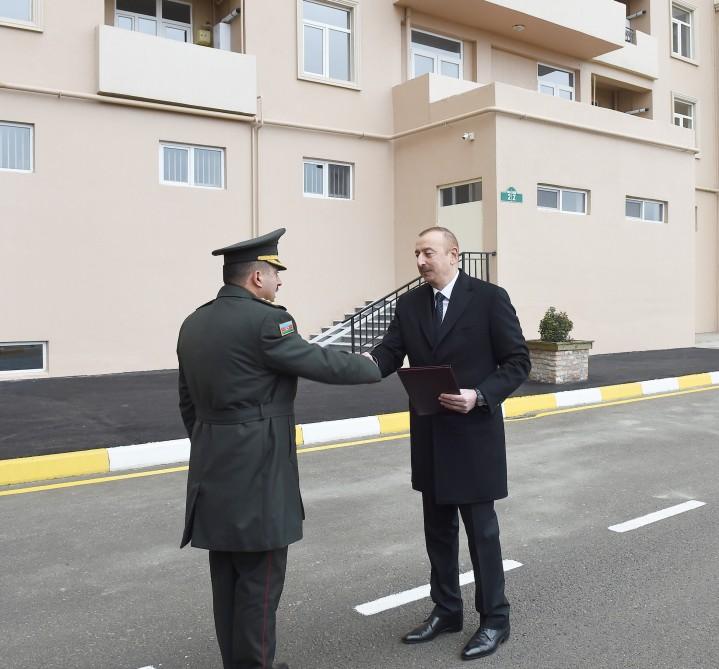 Президент Ильхам Алиев принял участие в церемонии предоставления новых квартир военнослужащим в Сабунчинском районе Баку (ФОТО)