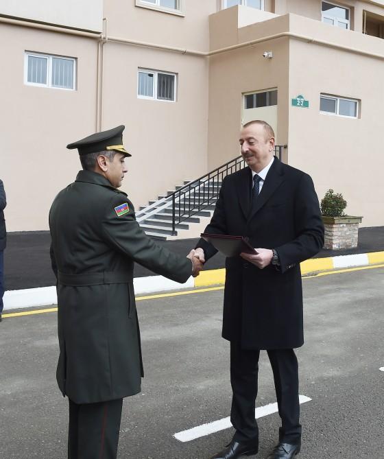 Президент Ильхам Алиев принял участие в церемонии предоставления новых квартир военнослужащим в Сабунчинском районе Баку (ФОТО)
