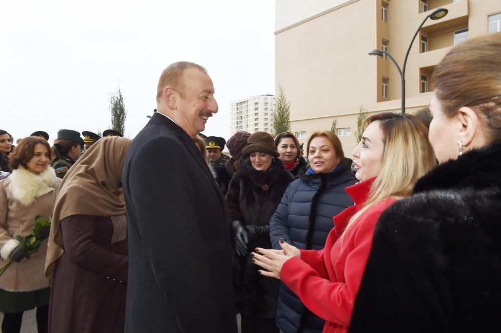 Президент Ильхам Алиев принял участие в церемонии предоставления новых квартир военнослужащим в Сабунчинском районе Баку (ФОТО)