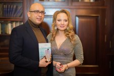 Российская журналистка посвятила свою первую книгу Азербайджану (ФОТО)