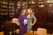 Российская журналистка посвятила свою первую книгу Азербайджану (ФОТО)