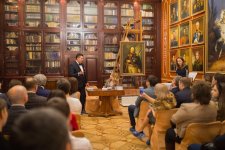 Российская журналистка посвятила свою первую книгу Азербайджану (ФОТО)