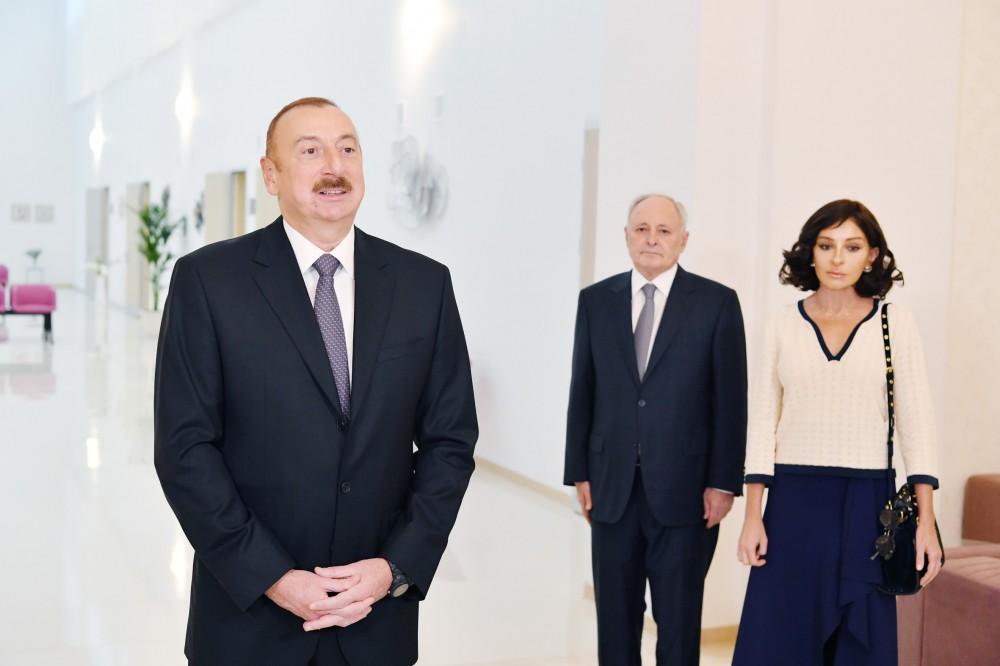 Президент Ильхам Алиев и Первая леди Мехрибан Алиева ознакомились с условиями после капитальной реконструкции в НИИ медицинской реабилитации в Баку (ФОТО)