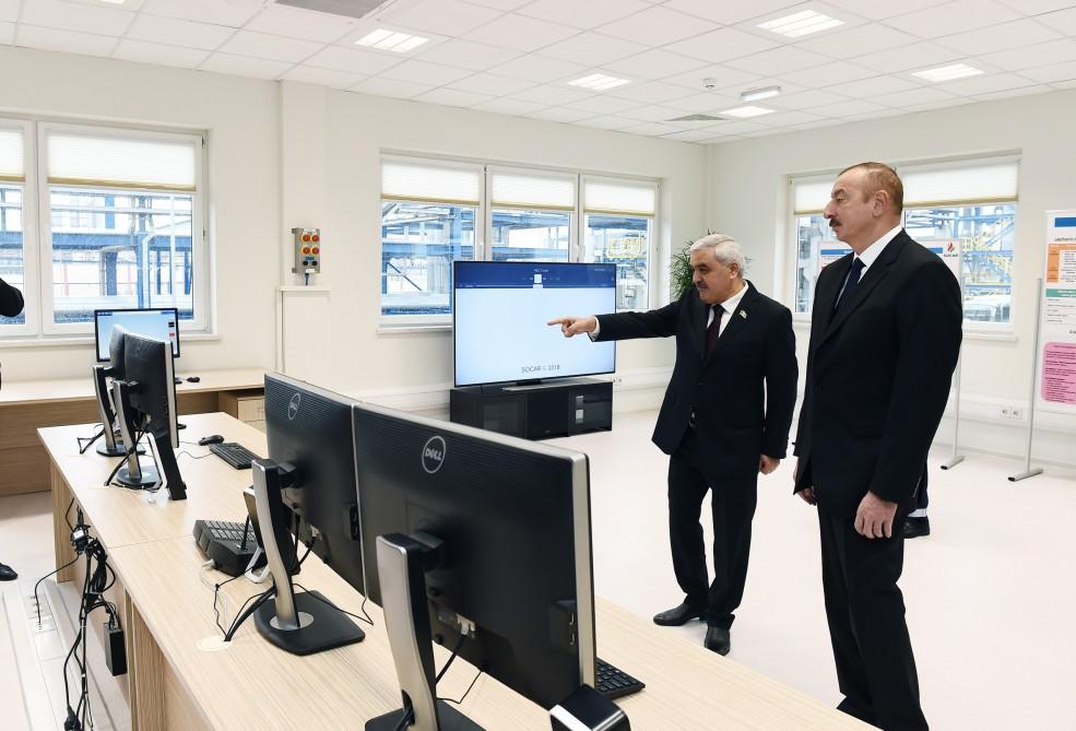 Президент Ильхам Алиев принял участие в открытии битумной установки и пункта заправки сжиженного газа на Бакинском НПЗ (ФОТО)