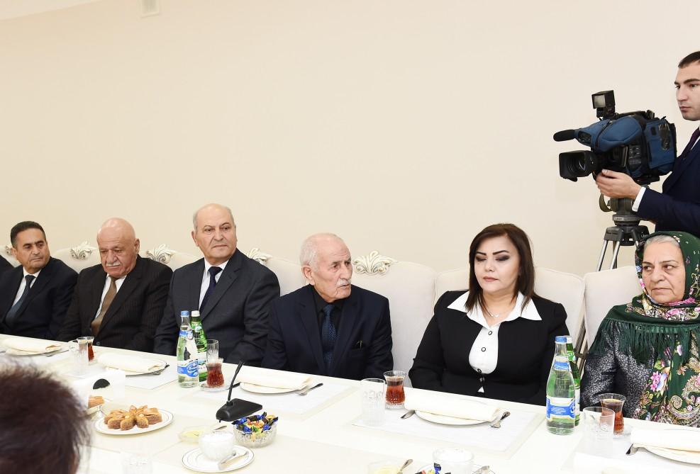 Президент Ильхам Алиев и Первая леди Мехрибан Алиева приняли участие в открытии жилого комплекса для семей вынужденных переселенцев (ФОТО) (версия 2)