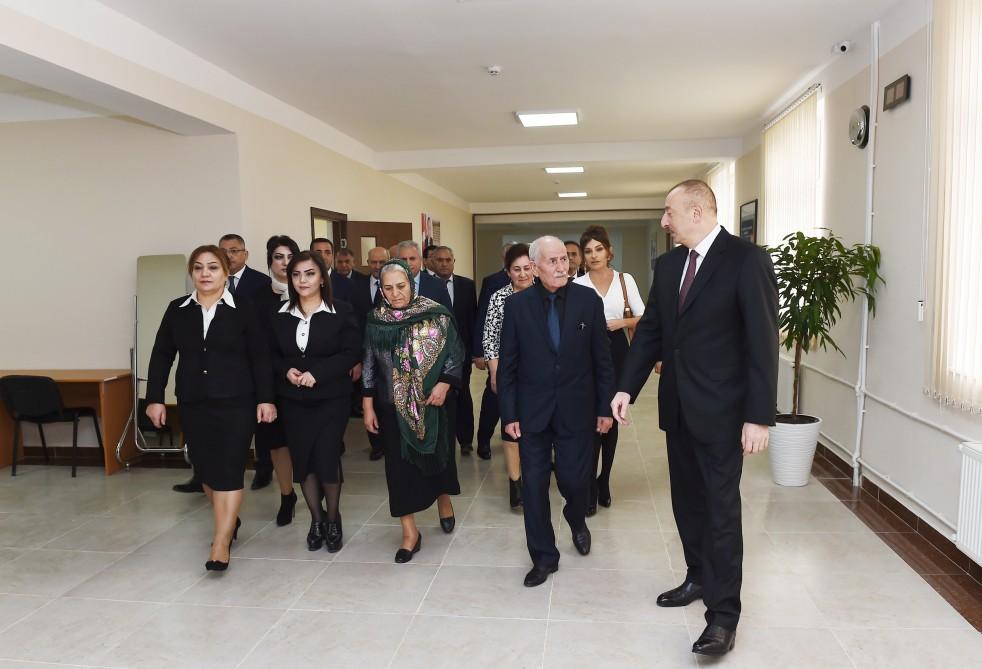 Президент Ильхам Алиев и Первая леди Мехрибан Алиева приняли участие в открытии жилого комплекса для семей вынужденных переселенцев (ФОТО) (версия 2)