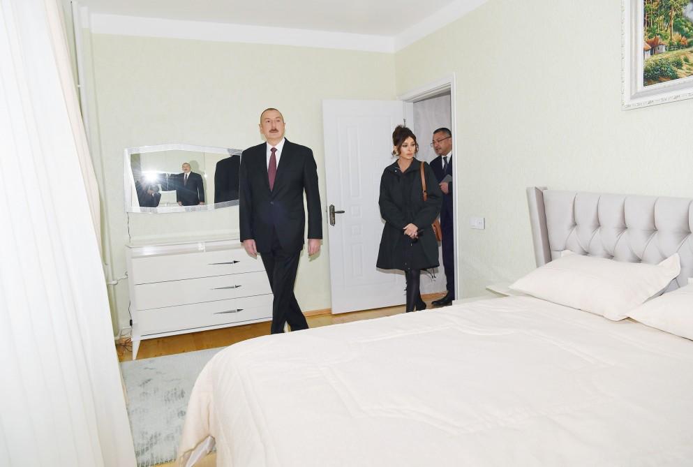 Президент Ильхам Алиев и Первая леди Мехрибан Алиева приняли участие в открытии жилого комплекса для семей вынужденных переселенцев (ФОТО) (версия 2)