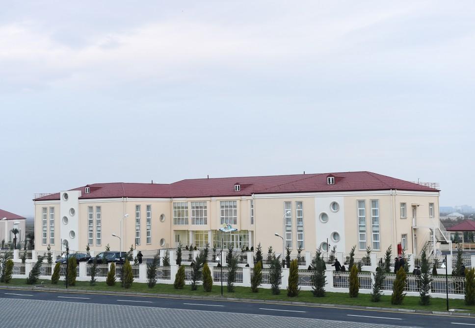 Президент Ильхам Алиев и Первая леди Мехрибан Алиева приняли участие в открытии жилого комплекса для семей вынужденных переселенцев (ФОТО) (версия 2)